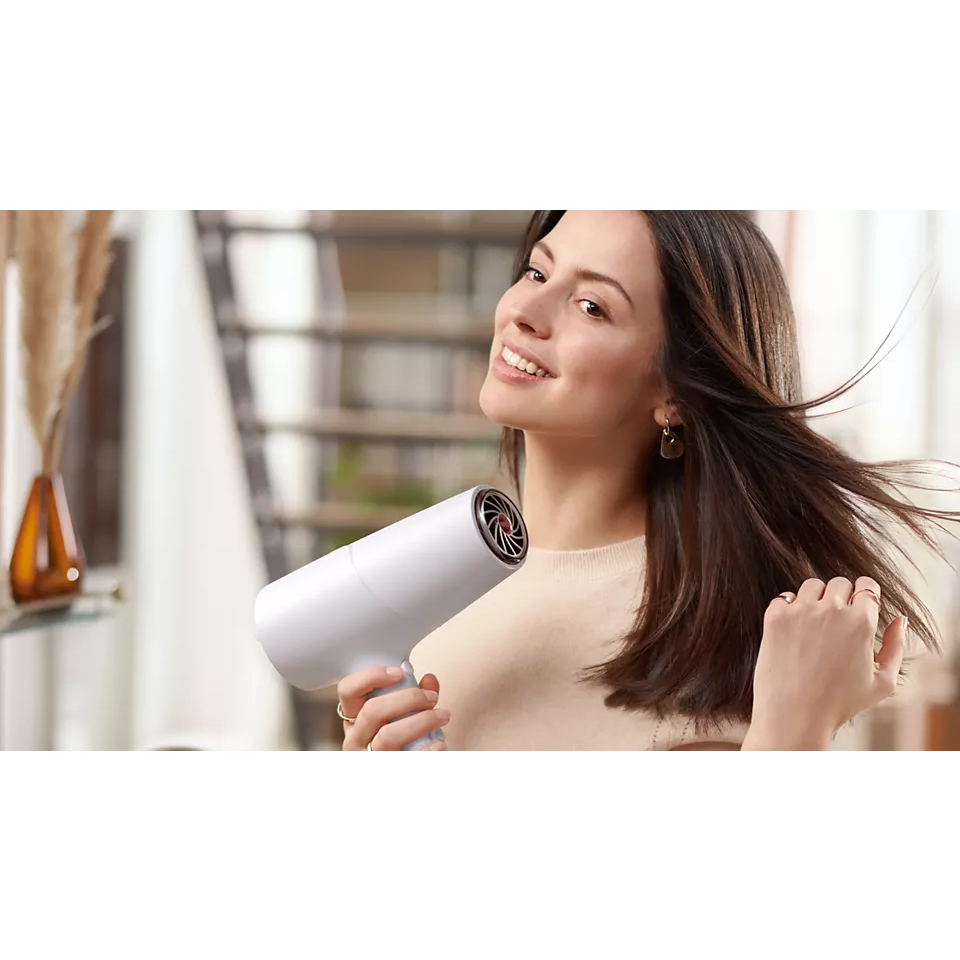 مجفف شعر فيليبس سيريز 5000، بقوة 2100 وات، ابيض ومعدني - BHD500-00 - الصورة 4