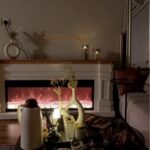 مدفأة ديكور أنيقة بسطح بني فاتح، تضفي لمسة فخامة