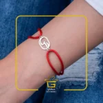 اساور بالخيوط مكتوب عليها حروف