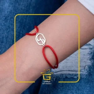 اساور بالخيوط مكتوب عليها حروف